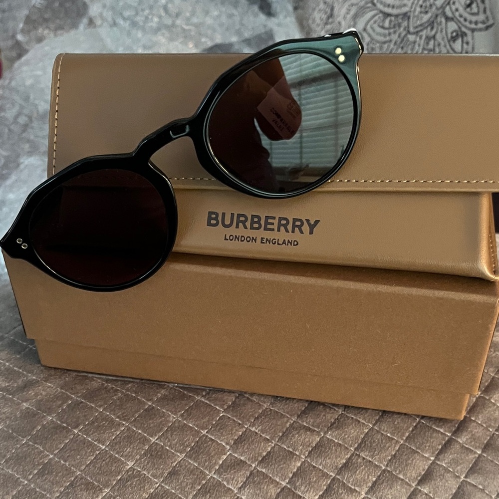 NWT Burberry Black Sunglasses with Tan Case